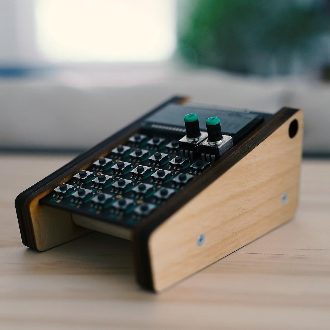 BDCoMusicSupply wooden pocket operator stand